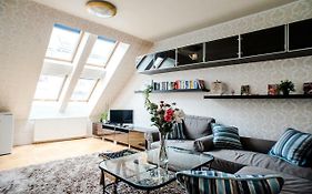Hollo Apartment - Private Garage - A/C
